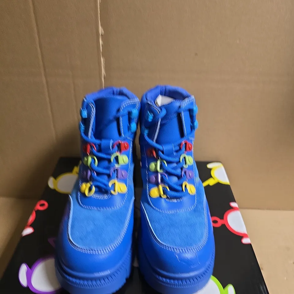 BOXED PAIR OF KOI HOME HILL TELETUBBIES KIDZ BOOTS - BLUE - UK SIZE 1