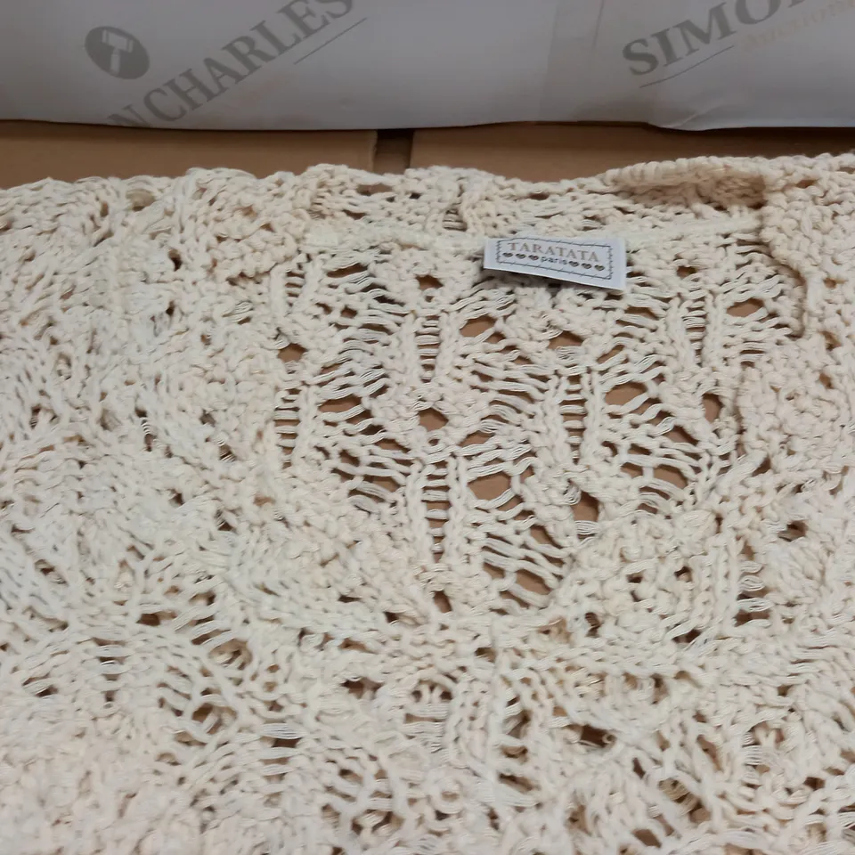 LOT OF APPROXIMATELY 18 KNIT V-NECK JUMPERS IN CREAM OR BLACK - SIZE UNSPECIFIED