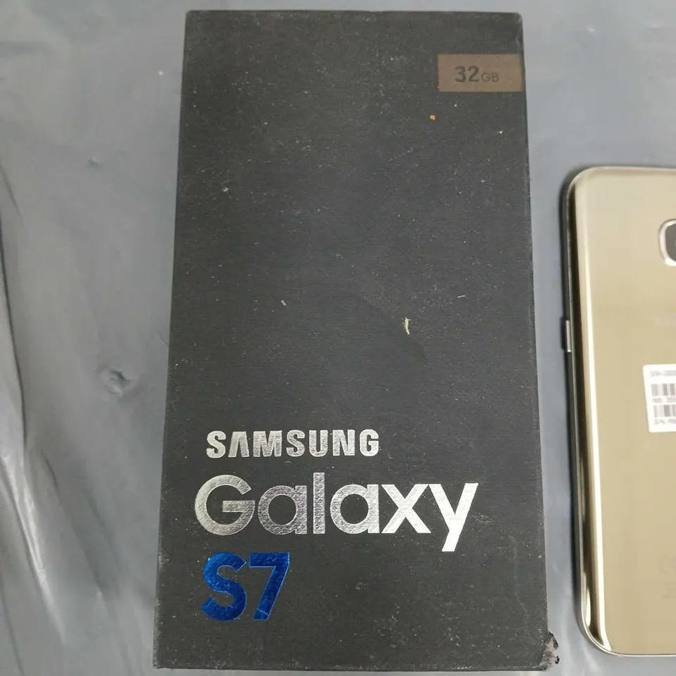 BOXED SAMSUNG GALAXY S7 MOBILE PHONE IN GOLD - SM-G930F