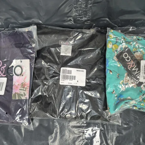 BOX OF APPROXIMATELY 20 ASSORTED CLOTHING AND FASHION ITEMS IN VARIOUS STYLES, SIZES, AND COLOURS, ETC - COLLECTION ONLY
