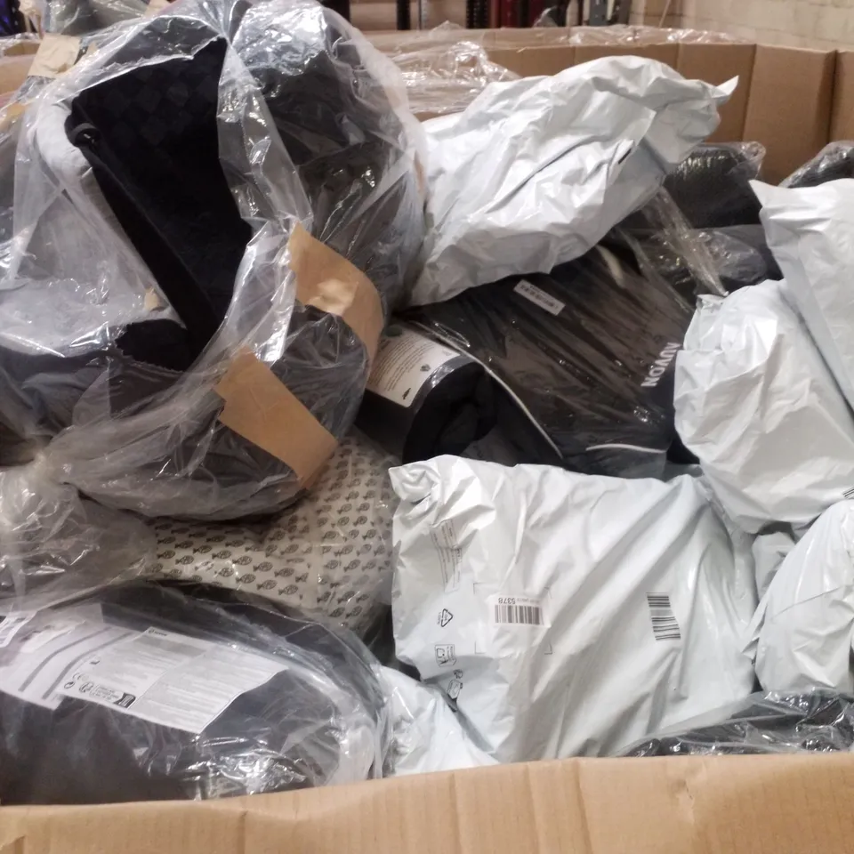 PALLET CONTAINING ASSORTED PILLOWS & CUSHIONS