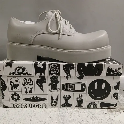 BOXED PAIR OF KOI 400% OVERSIZED MEN'S DERBY SHOES IN GREY SIZE UK 7