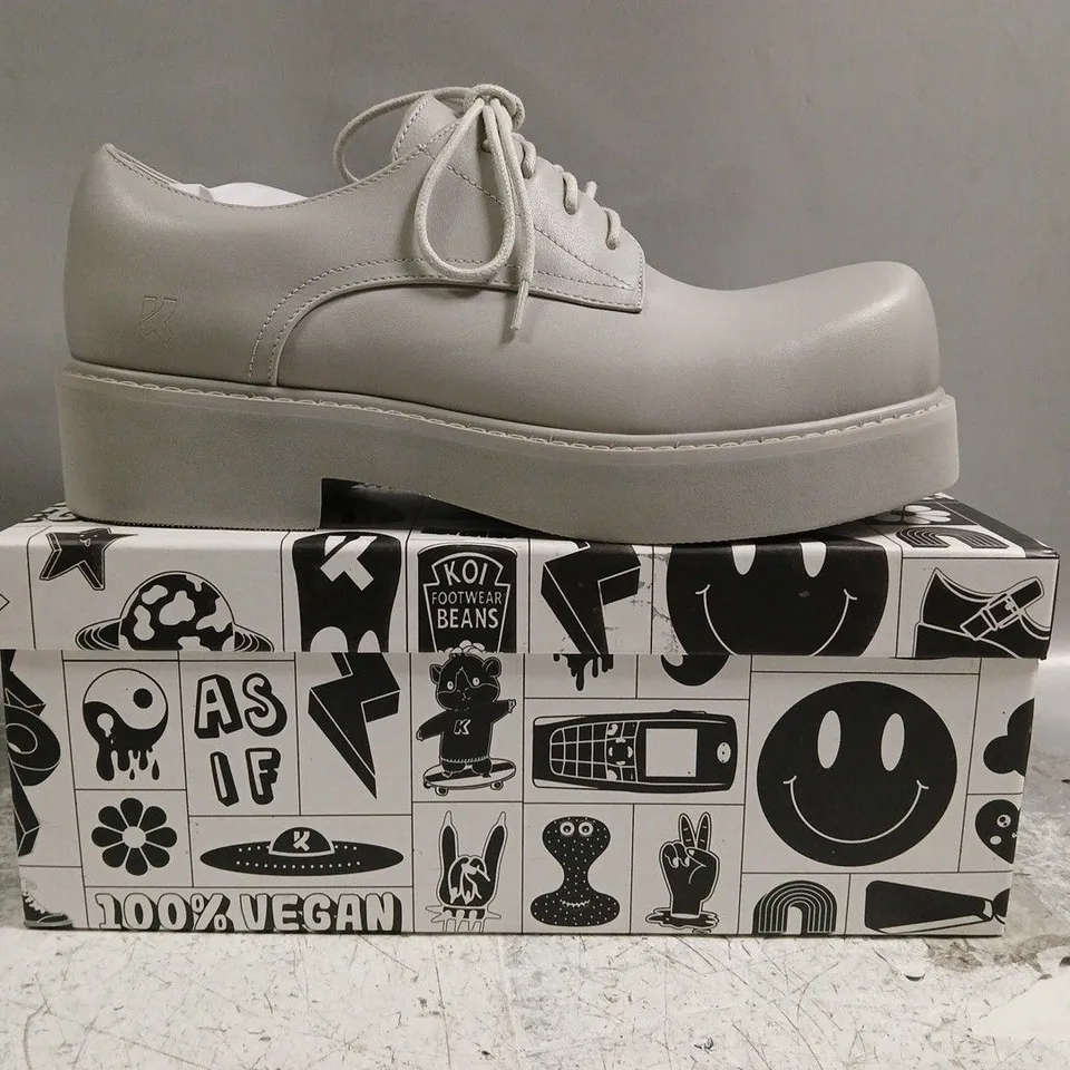 BOXED PAIR OF KOI 400% OVERSIZED MEN'S DERBY SHOES IN GREY SIZE UK 7