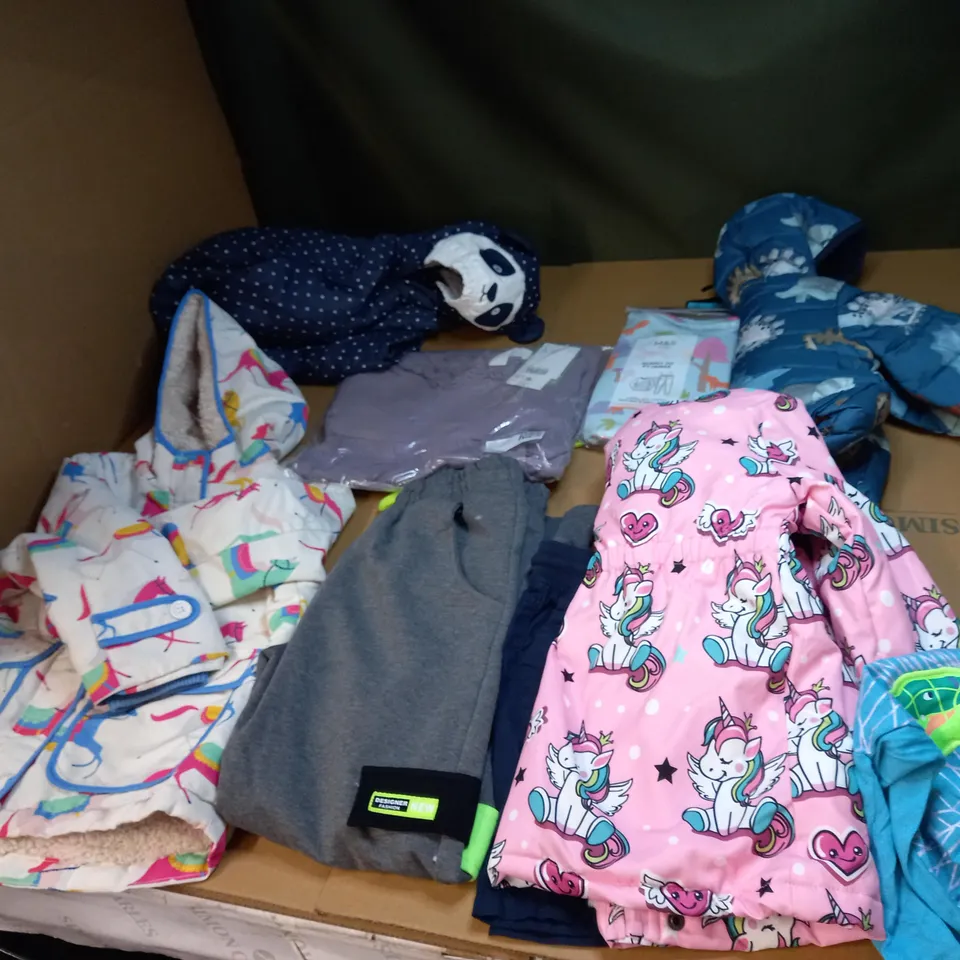 LOT OF APPROX 20 ASSORTED KIDS CLOTHING ITEMS TO INCLDE BABY GROWS, T-SHIRTS AND COATS
