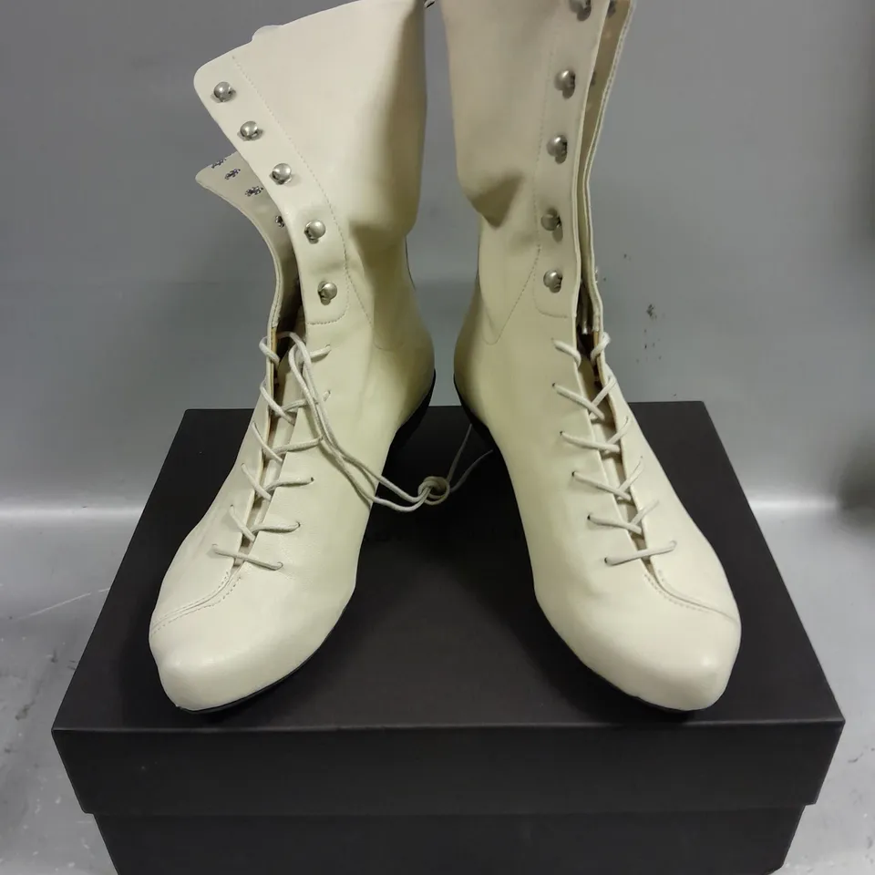 BOXED PAIR OF TRACEY NEULS TANYA BOOTS IN OFF WHITE - 6