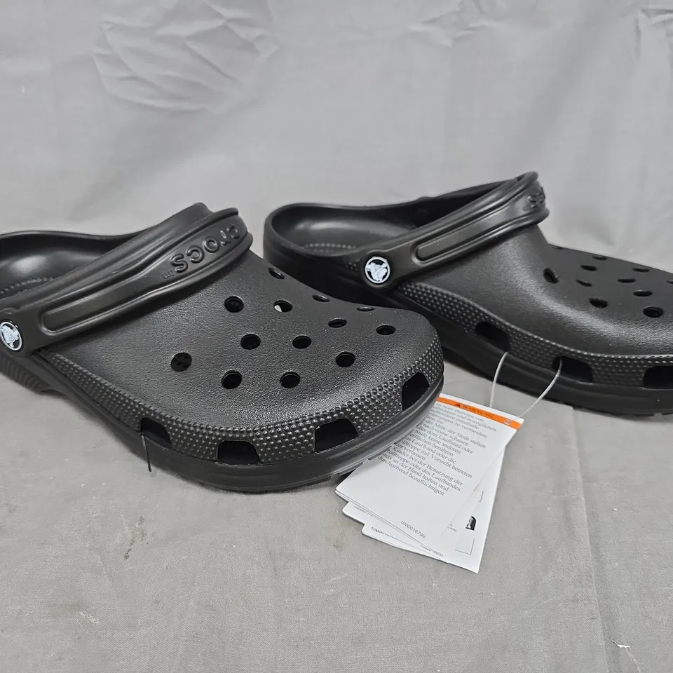 UNBOXED PAIR OF CROCS CLASSIC CLOGS IN BLACK SIZE UK M8/W9