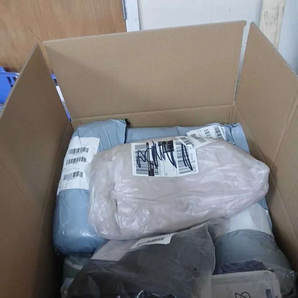 BOX OF APPROXIMATELY 10 ASSORTED HOUSEHOLD ITEMS TO INCLUDE CATHERINE LANSFIELD BEDDING, STUDIO HAND TOWEL ETC