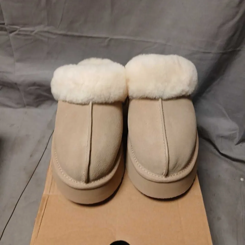 UGG DISQUETTE SAND SLIPPERS – UK 6 (EU 39)
