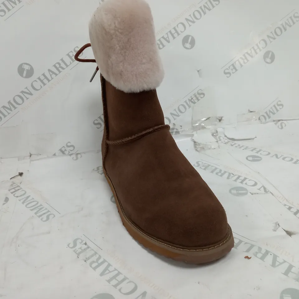 BOXED PAIR OF EMU AUSTRALIA BIRDWOOD BOOTS, OAK - SIZE 6