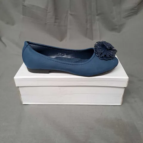 BOX OF APPROXIMATELY 20 PAIRS OF HEEL PUMPS IN NAVY - VARIOUS SIZES