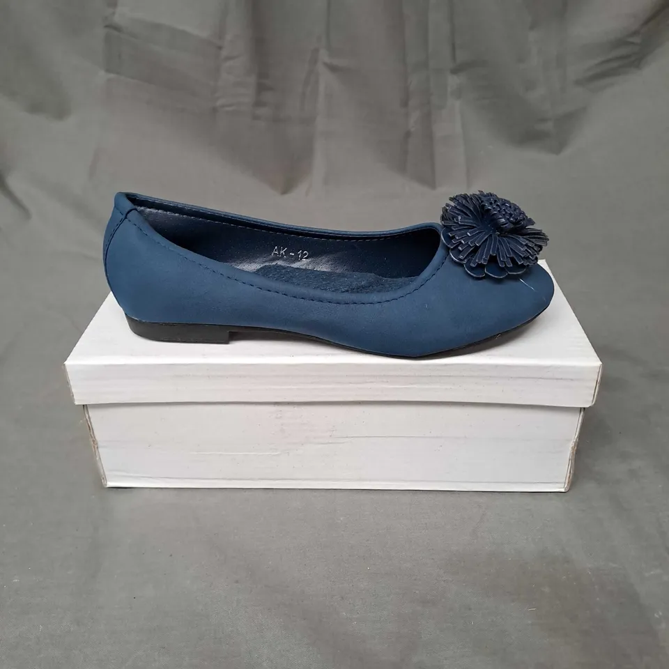 BOX OF APPROXIMATELY 20 PAIRS OF HEEL PUMPS IN NAVY - VARIOUS SIZES