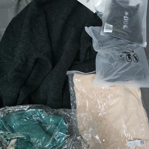 APPROXIMATELY 30 ASSORTED CLOTHING ITEMS IN VARIOUS SIZES, STYLES & COLOURS TO INCLUDE BRANDS SUCH AS ZARA, BILLABONG, JOGA, ETC - COLLECTION ONLY