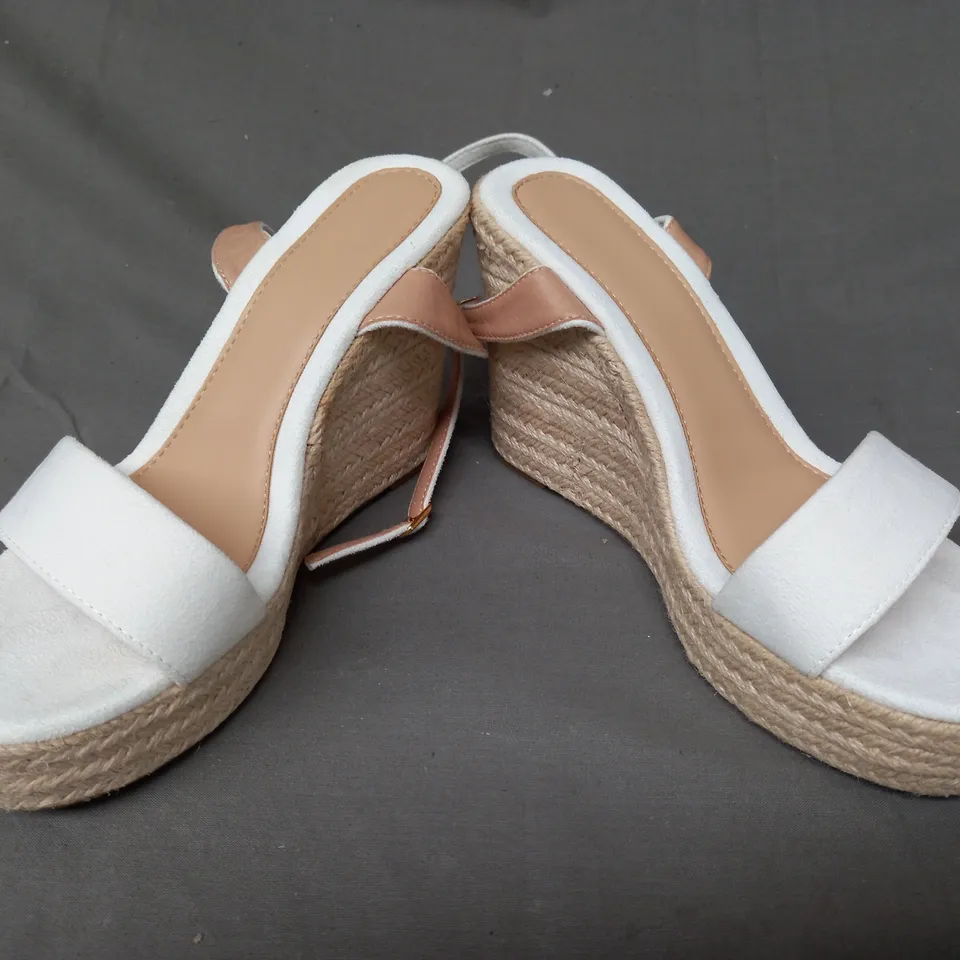 BOXED PAIR OF DESIGNER OPEN TOE HIGH WEDGE SANDALS IN WHITE EU SIZE 40