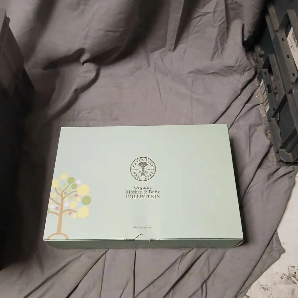 NEAL'S YARD REMEDIES ORGANIC MOTHER & BABY COLLECTION BOX SET