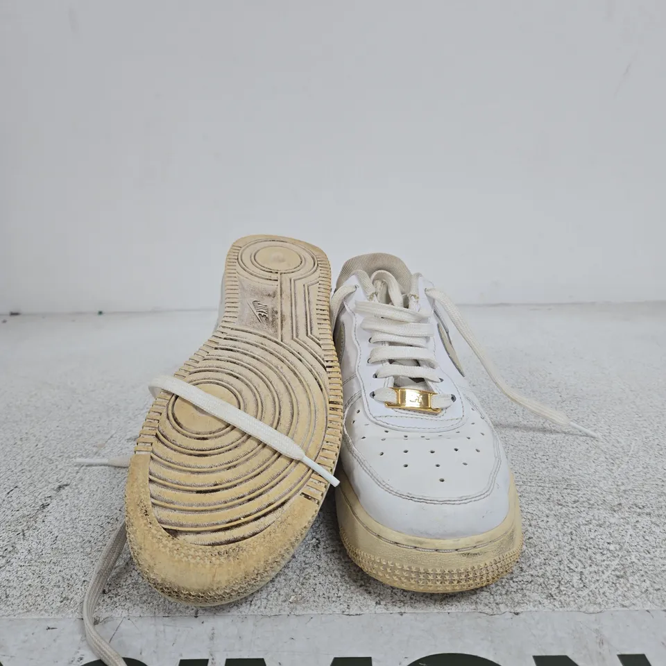 NIKE AIR FORCE 1 LOW SNEAKERS – UK 5 (US 7.5), WHITE & TAN