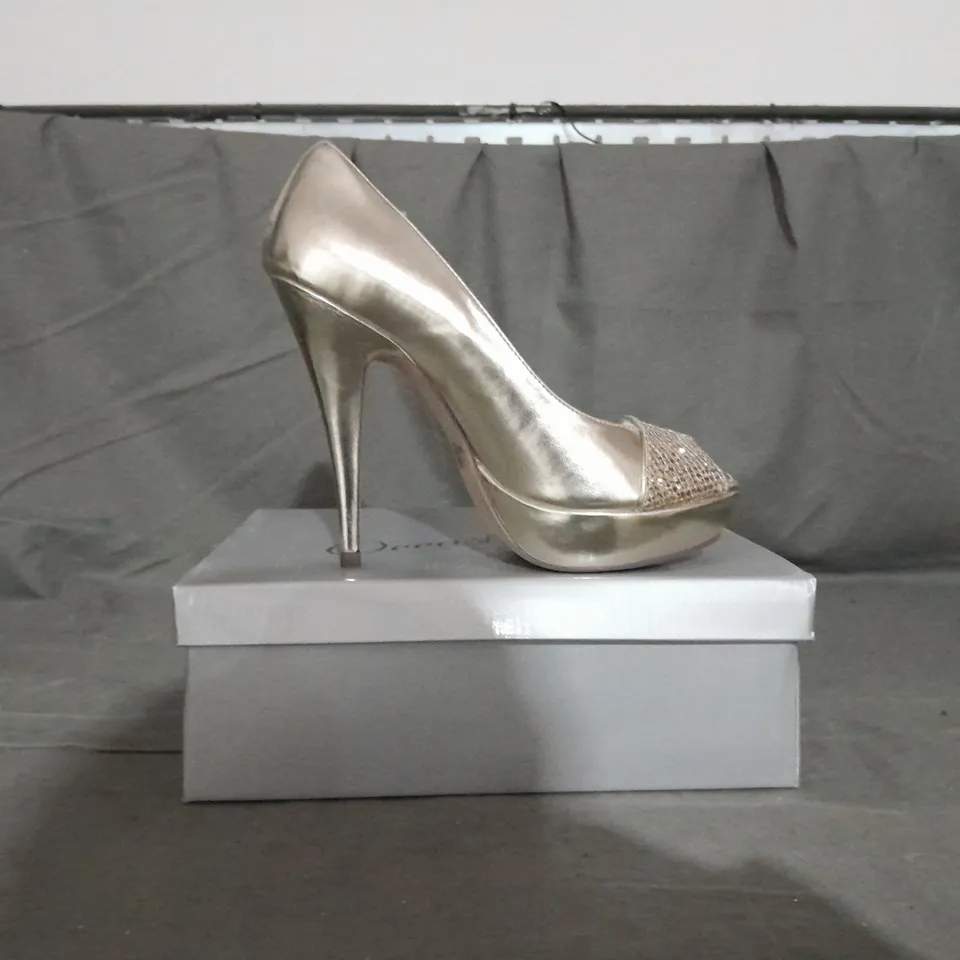 APPROXIMATELY 12 BOXED PAIR OF CASANDRA HEELED SANDALS IN GOLD VARIOUS SIZES