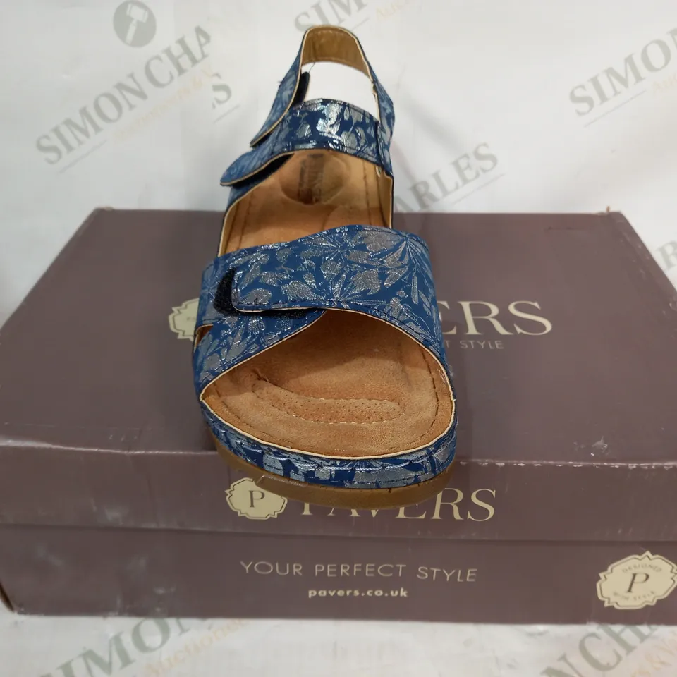 BOXED PAIR OF PAVERS SANDALS IN BLUE W. FLORAL DESIGN EU SIZE 38