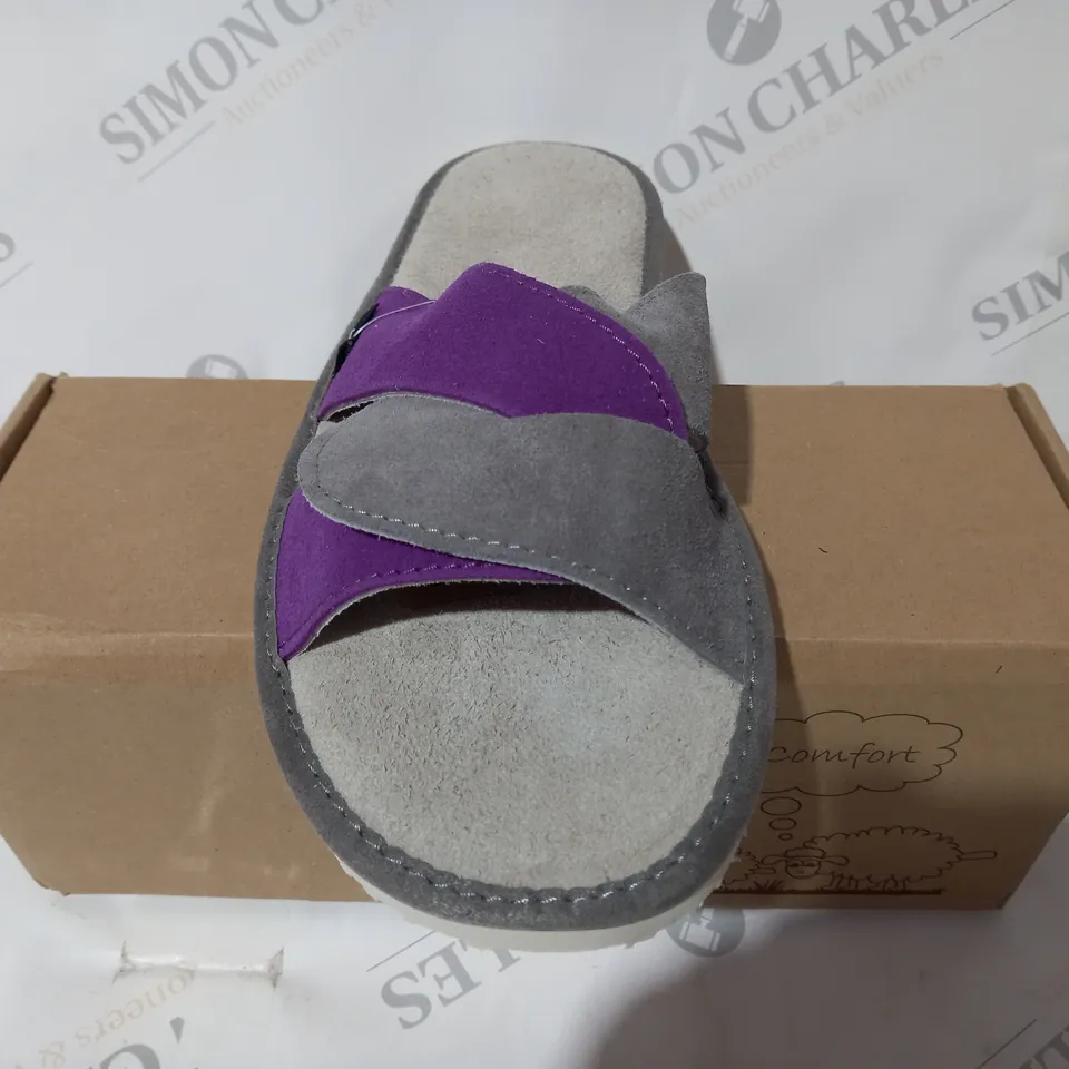 BOXED PAIR OF FOOT HUGS OPEN TOE SUEDE SLIPPER SANDALS IN GREY/PURPLE UK SIZE 7