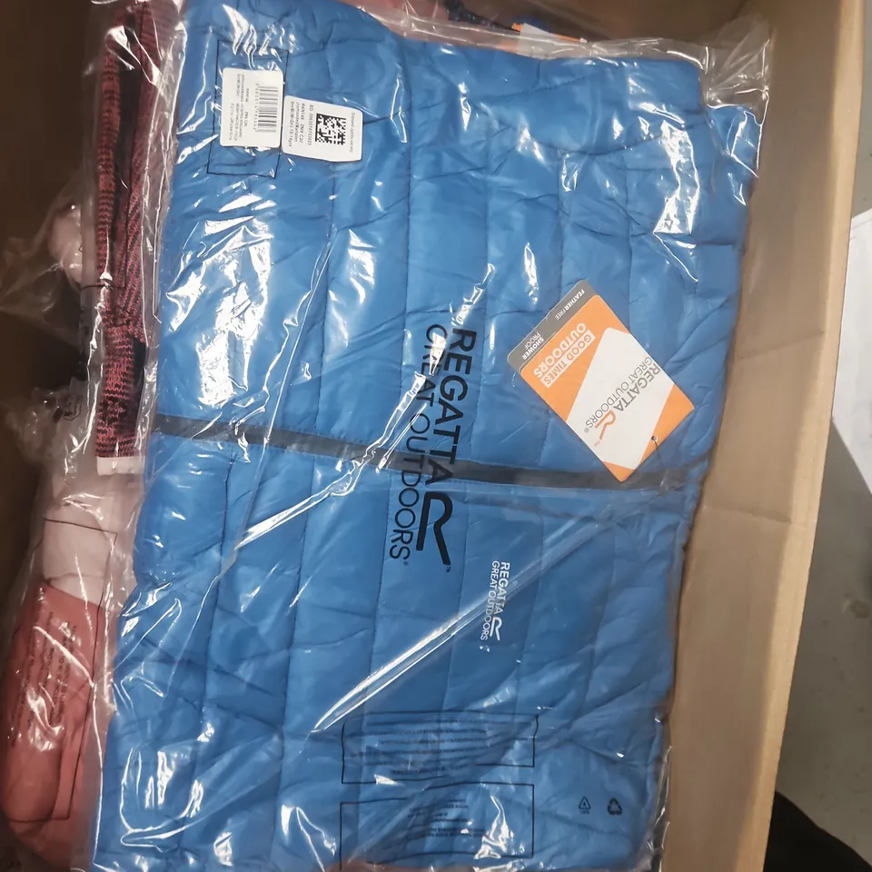 APPROXIMATELY 22 BRAND NEW REGATTA KIDS CLOTHING ITEMS IN VARIOUS SIZES, STYLES AND COLOURS TO INCLUDE KIELDER JACKET, LOFTHOUSE, SKANDERLLL SWIM SHORTS, ETC