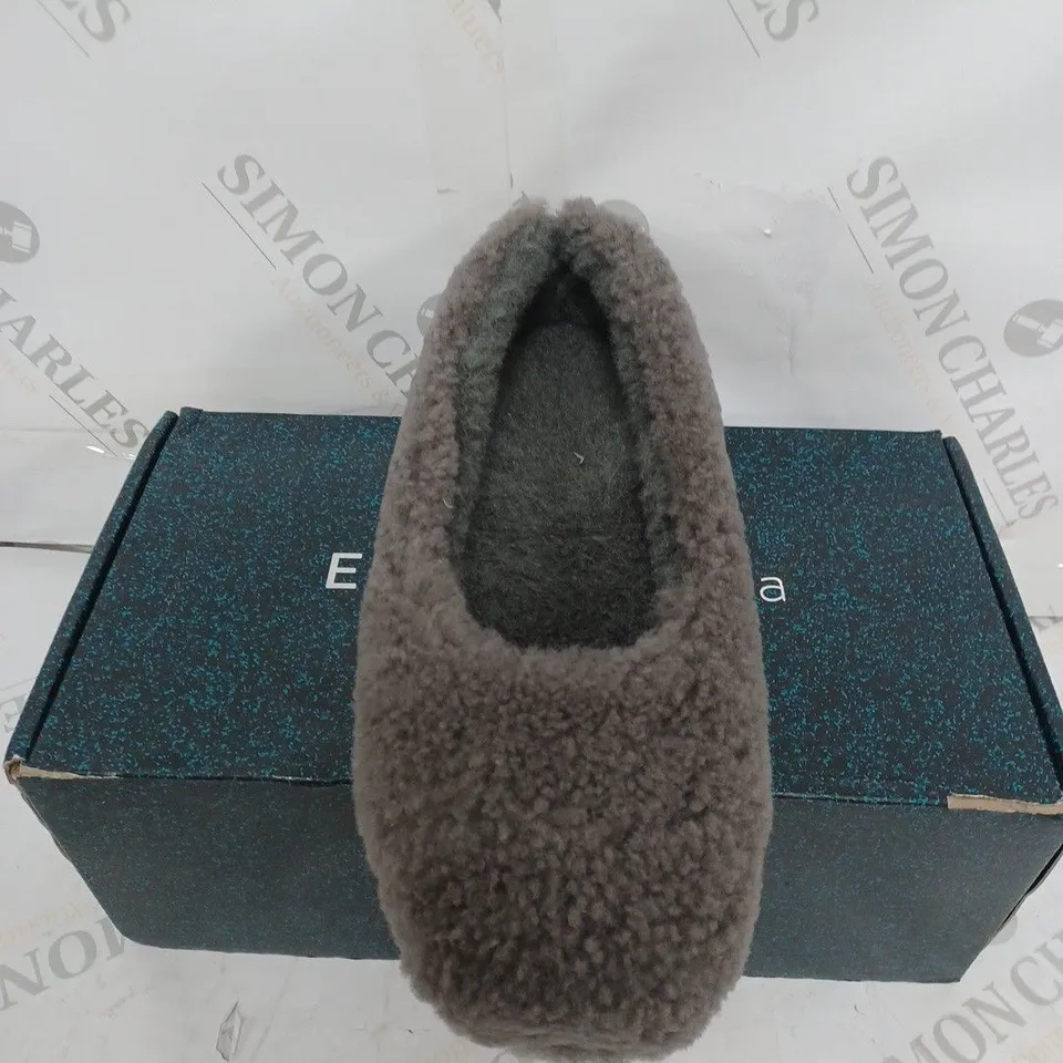 PAIR OF BOXED EMU AUSTRALIA "MIRA" SLIPPERS IN CHARCOAL, UK SIZE 6