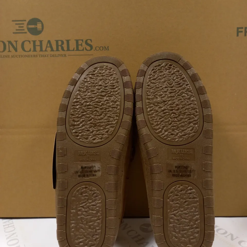 MUK LUKS MENS TAN SLIP ON SHOES - SIZE 11