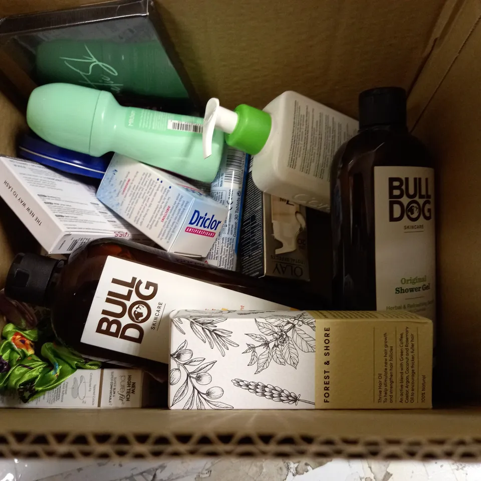 BOX OF APPROXIMATELY 20 ASSORTED COSMETICS TO INCLUDE CERAVE CLEANSER, MITCHUM DEODERANT, BULLDOG SHOWER GEL, FOREST&SHORE HAIR OIL ETC