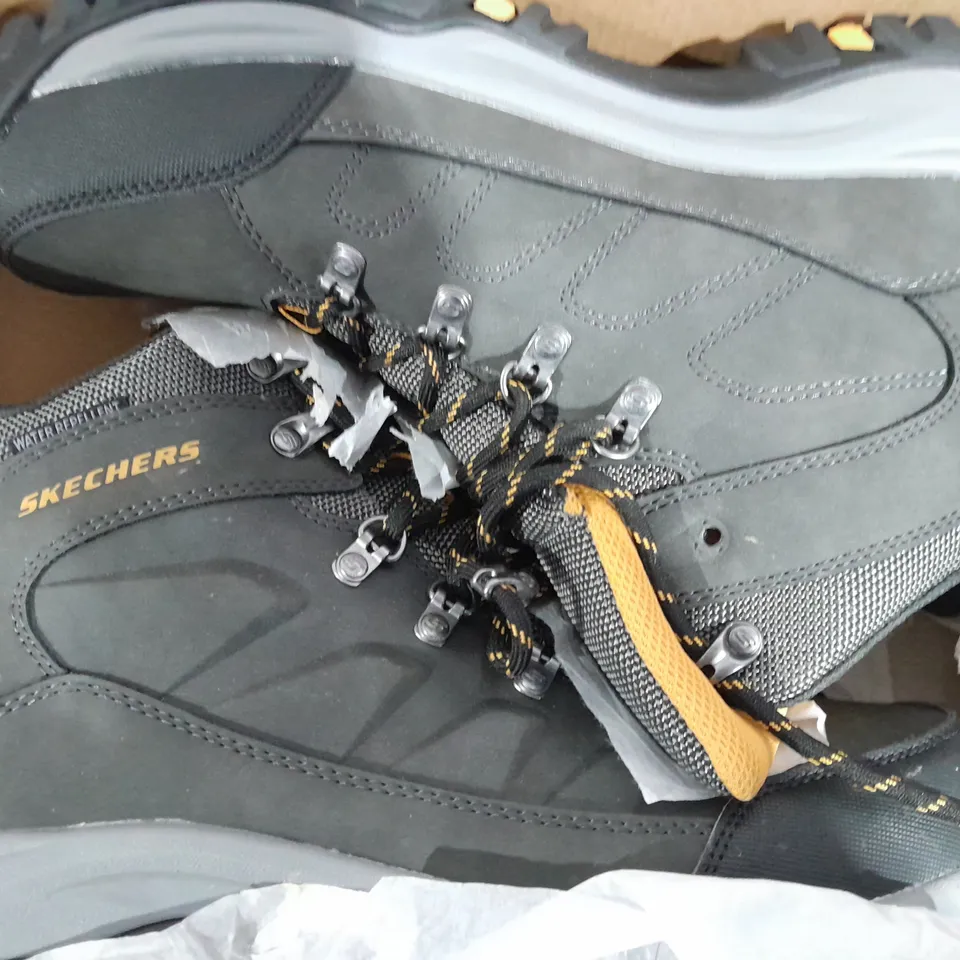 SKECHERS HIKING BOOTS SIZE 9