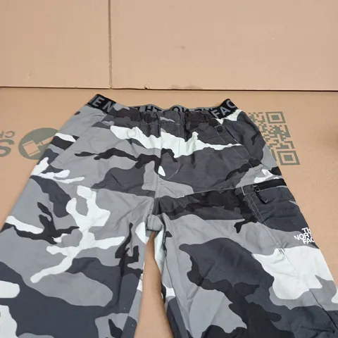 THE NORTH FACE CAMOUFLAGE SHORTS – MEN'S XS