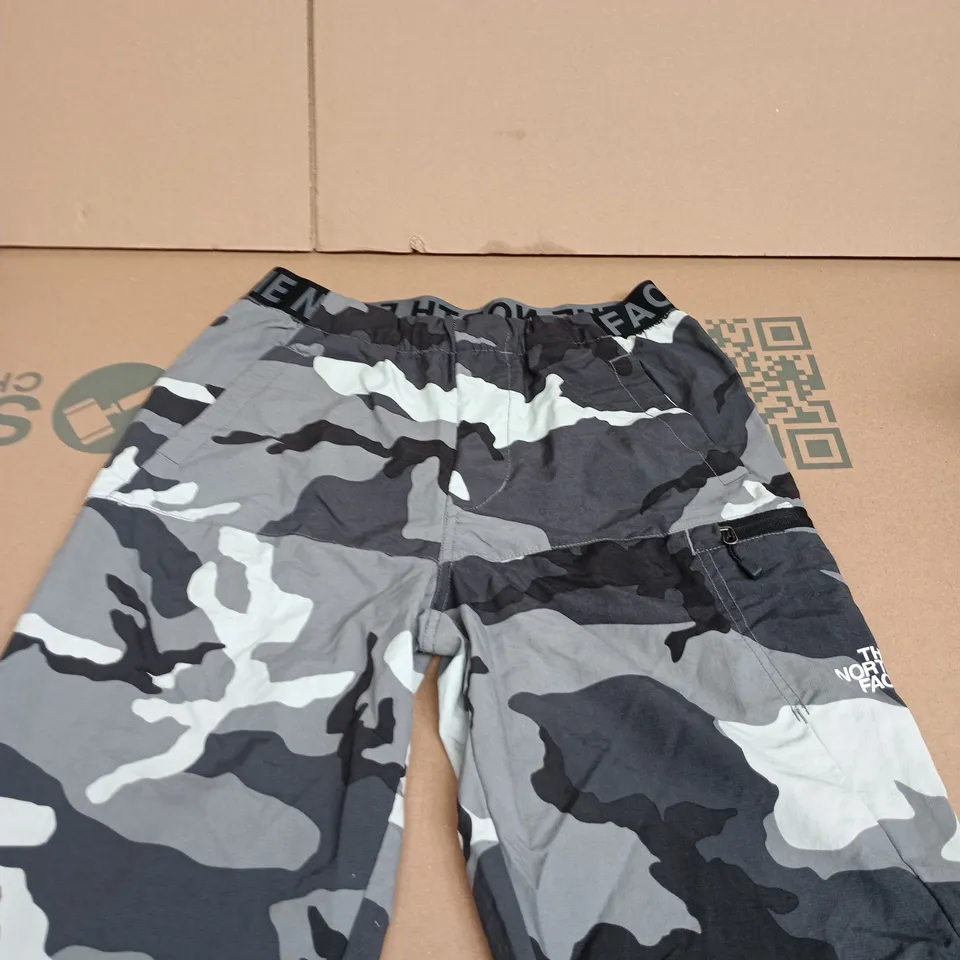 THE NORTH FACE CAMOUFLAGE SHORTS – MEN'S XS