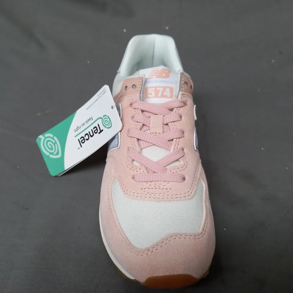 BOXED PAIR OF NEW BALANCE 574 TRAINERS IN PALE PINK UK SIZE 5