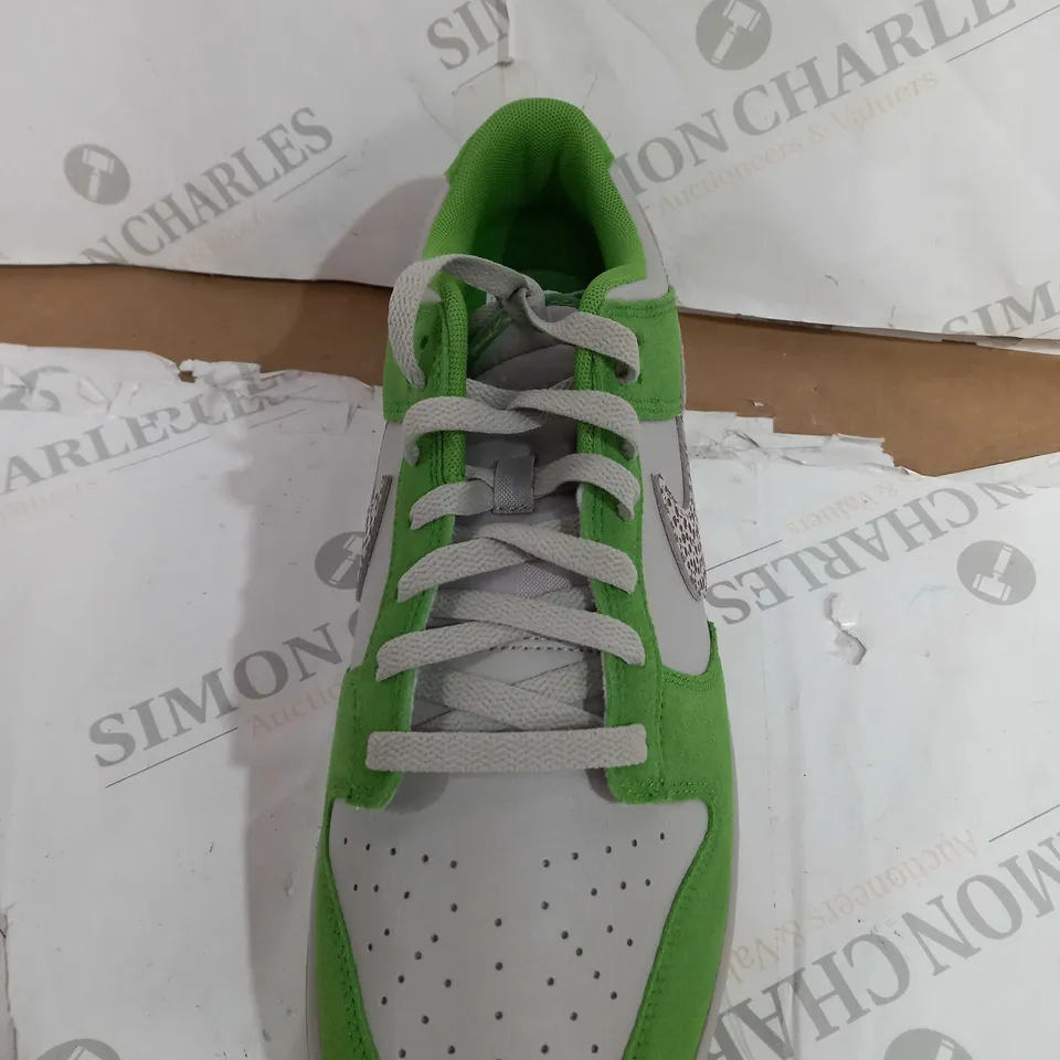 NIKE DUNK LOW SE LOTTERY PACK TRAINERS, GREEN - SIZE 11.5