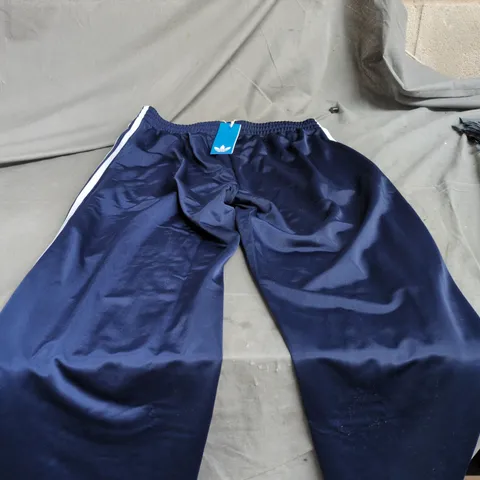 ADIDAS LOOSE TRACK PANTS MEDIUM WITH TAGS