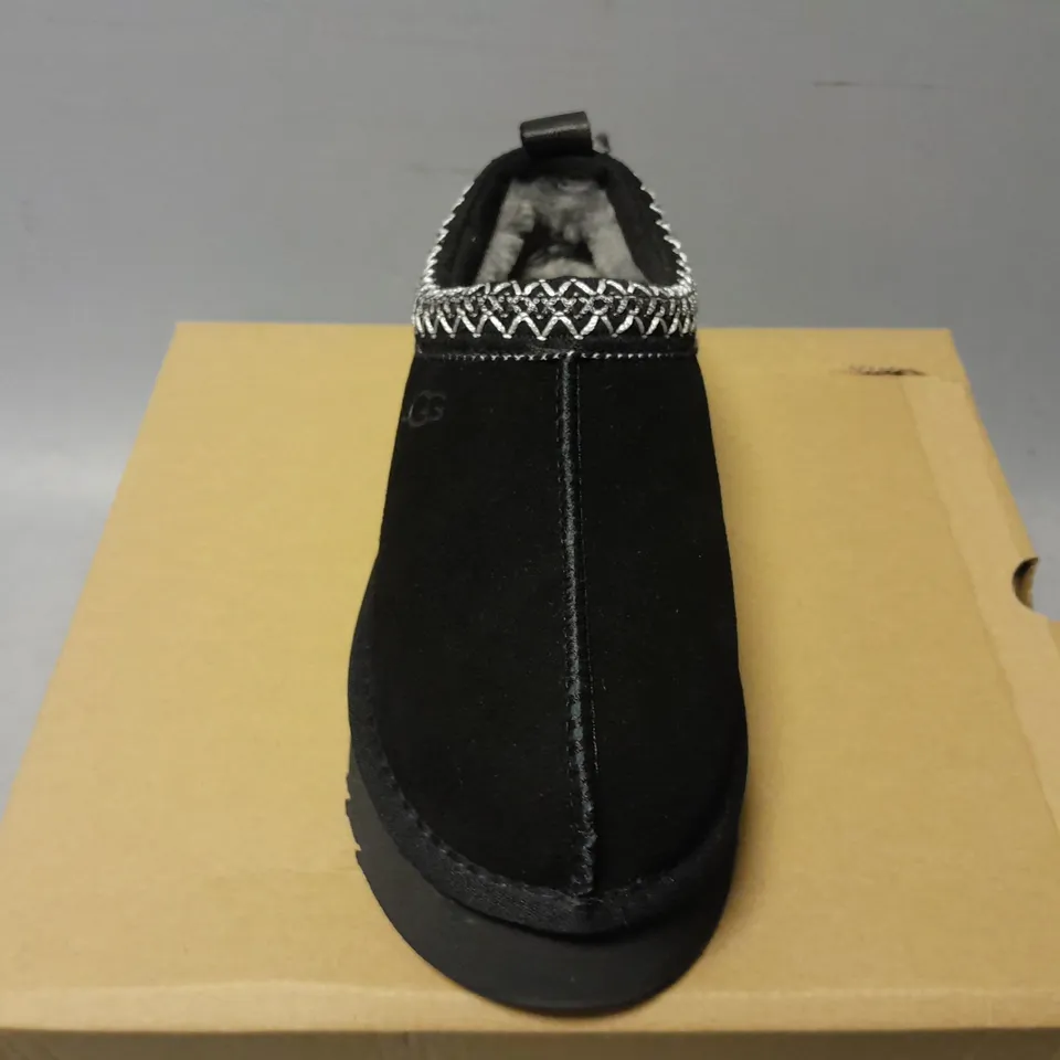 BOXED PAIR OF UGG WOMENS TAZZ SLIPPERS IN BLACK - UK 5