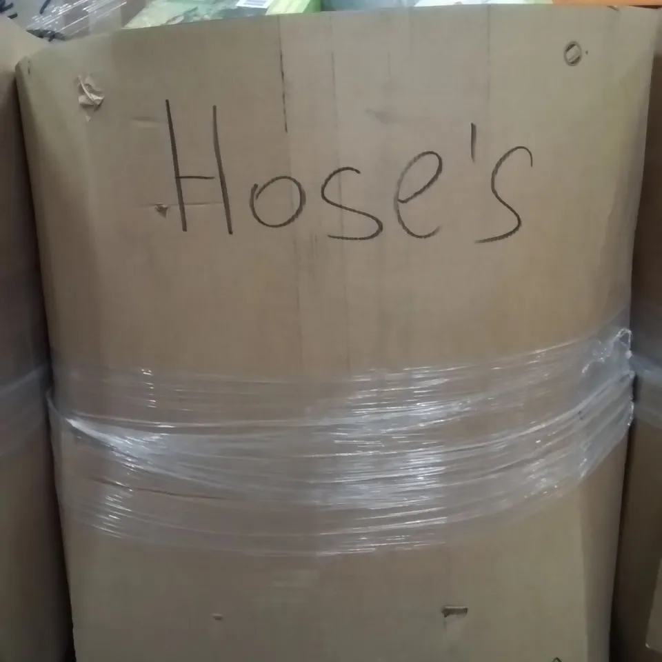 PALLET CONTAINING A LARGE QUANTITY OF HOSES