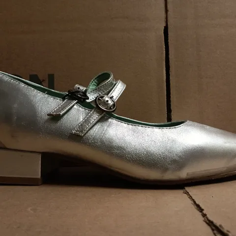 BOXED PAIR OF JOANIE CLOSED TOE LOW BLOCK HEEL SHOES IN METALLIC SILVER SIZE UK 6
