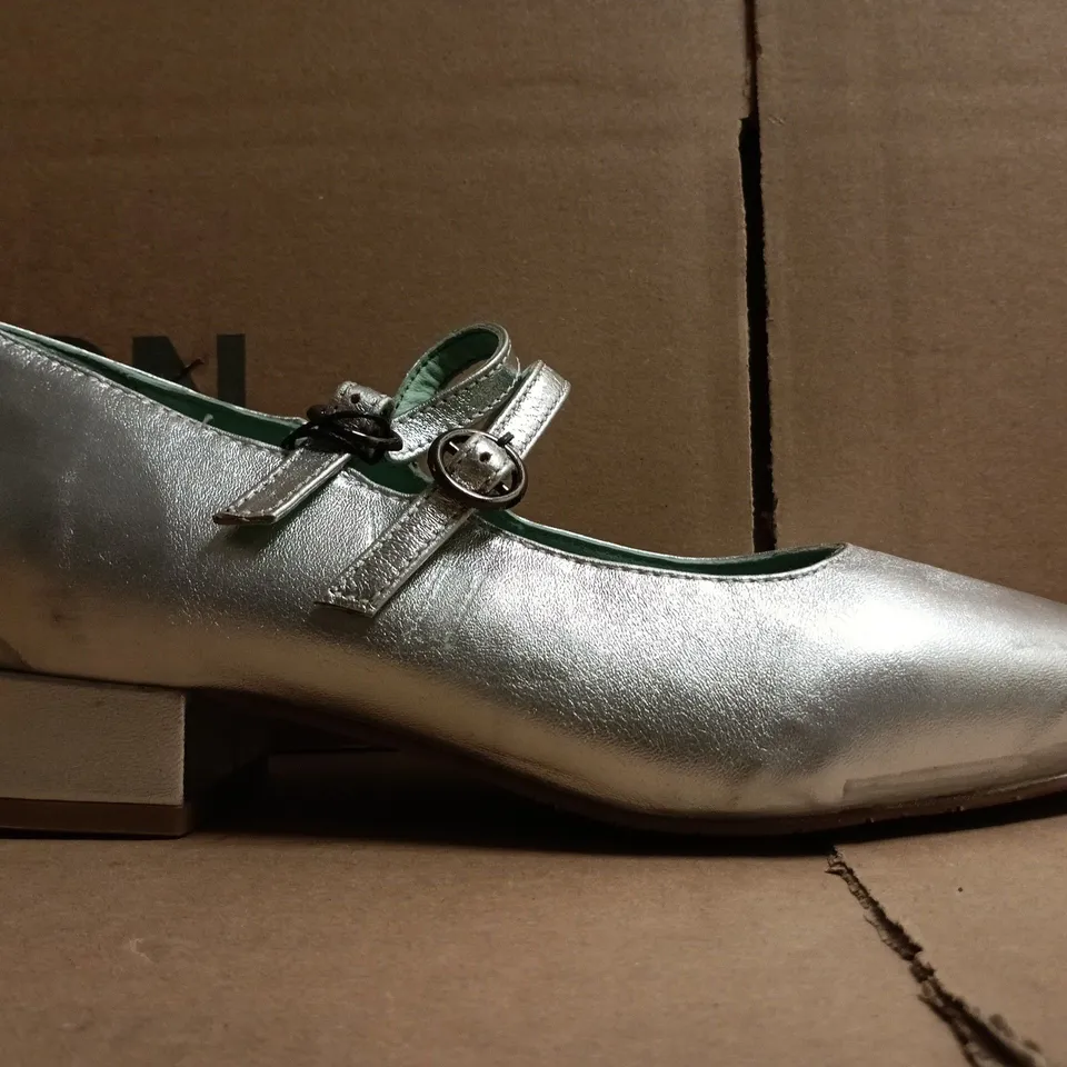BOXED PAIR OF JOANIE CLOSED TOE LOW BLOCK HEEL SHOES IN METALLIC SILVER SIZE UK 6