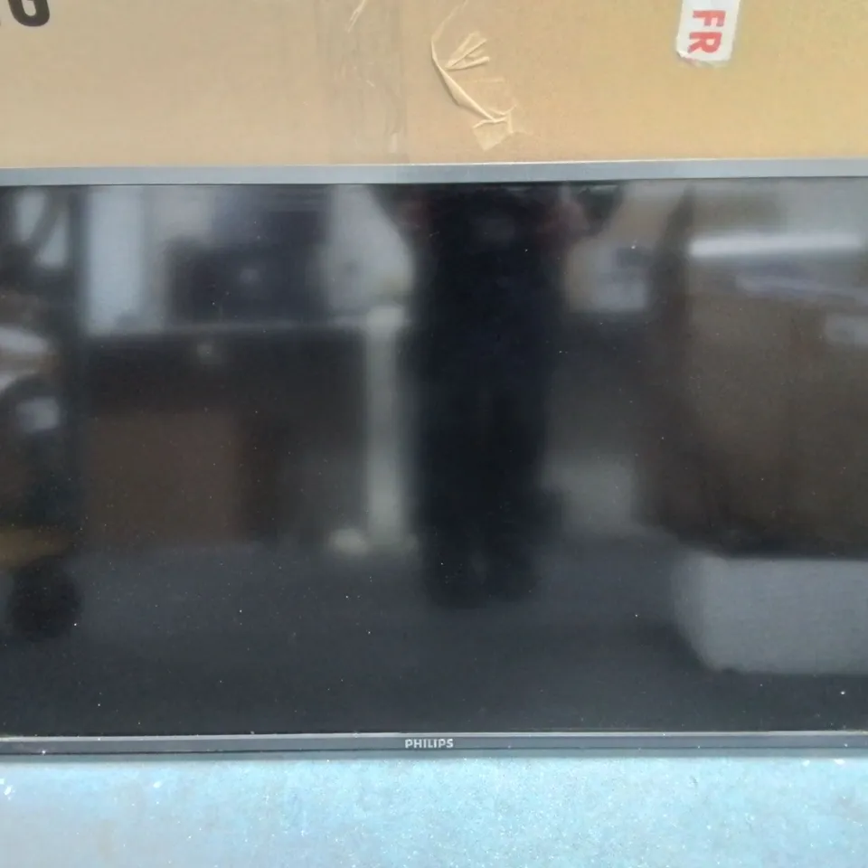 LOT OF 4 ASSORTED ITEMS TO INCLUDE COOKS ESSENTIALS FRYER, OVERSIZED BAUBLE, CEILING LIGHT AND DISPLAY MONITOR