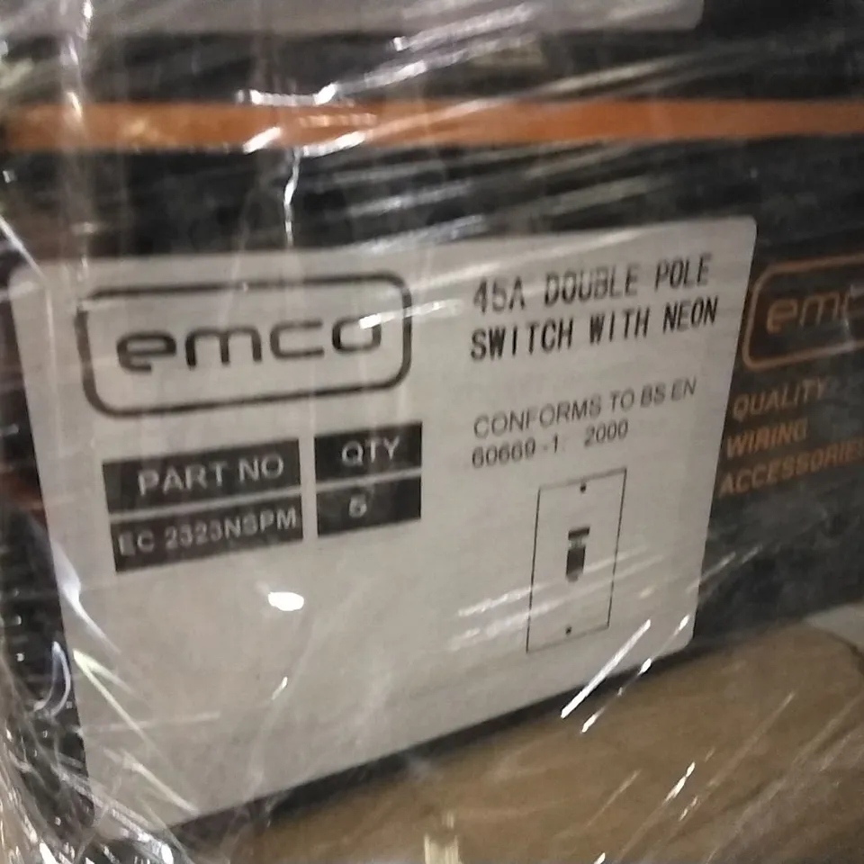PALLET OF APPROXIMATELY 4462 ASSORTED ELECTRICAL ITEMS/COMPONENTS TO INCLUDE: DOUBLE POLE SWITCHES WITH NEON, 45A SWITCHES ETC