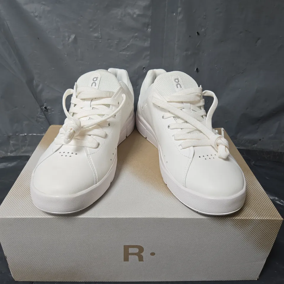 BOXED PAIR OF ON THE ROGER ADVANTAGE WOMENS TRAINERS IN WHITE - UK 6.5
