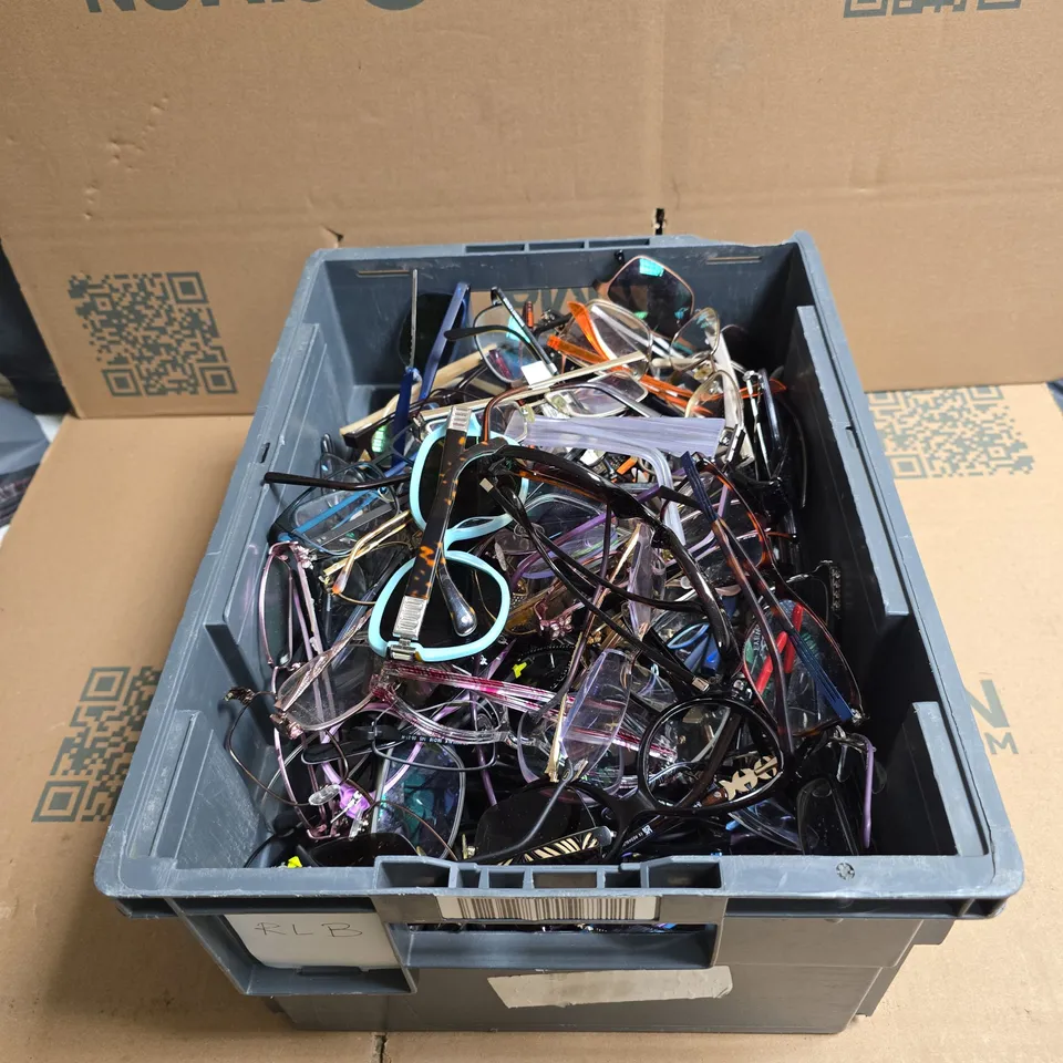 LARGE QUANTITY OF ASSORTED GLASSES/SUNGLASSES OF VARIOUS SIZES AND STYLES