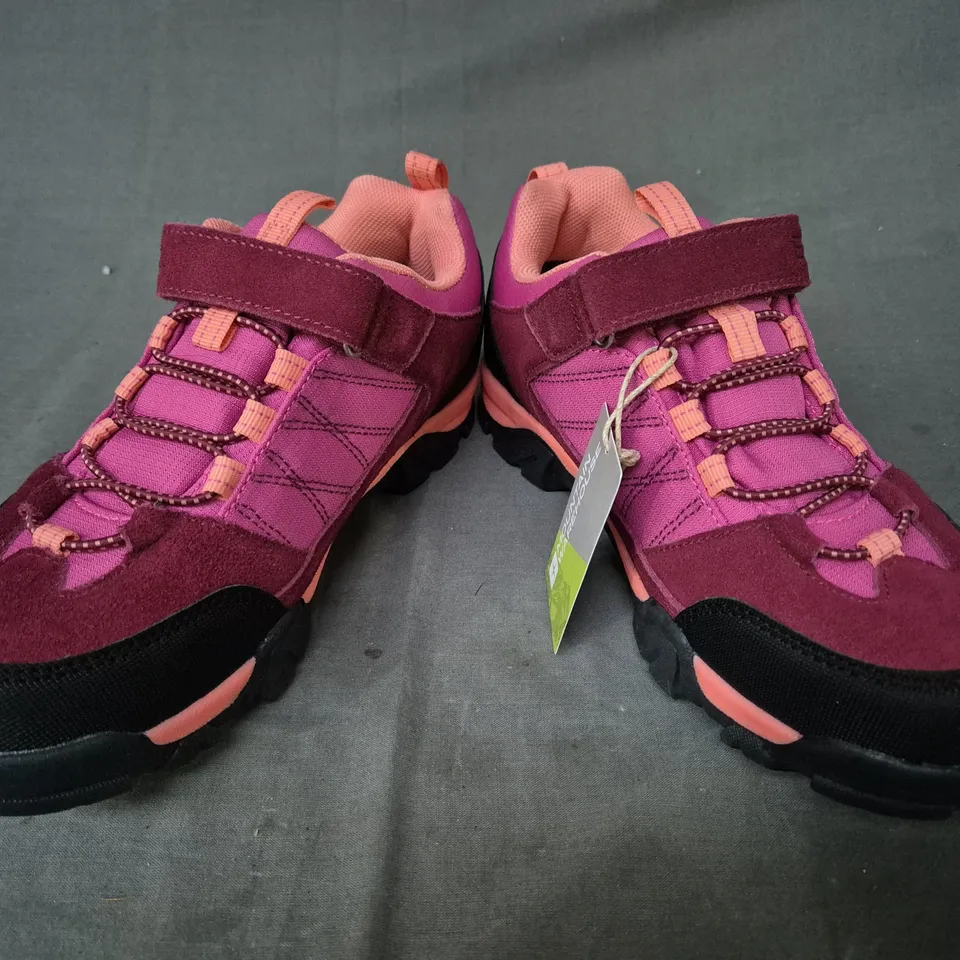 BOXED PAIR OF MOUNTAIN WAREHOUSE KID'S TRAIL WATERPROOF WALKING SHOES IN BERRY UK SIZE 3