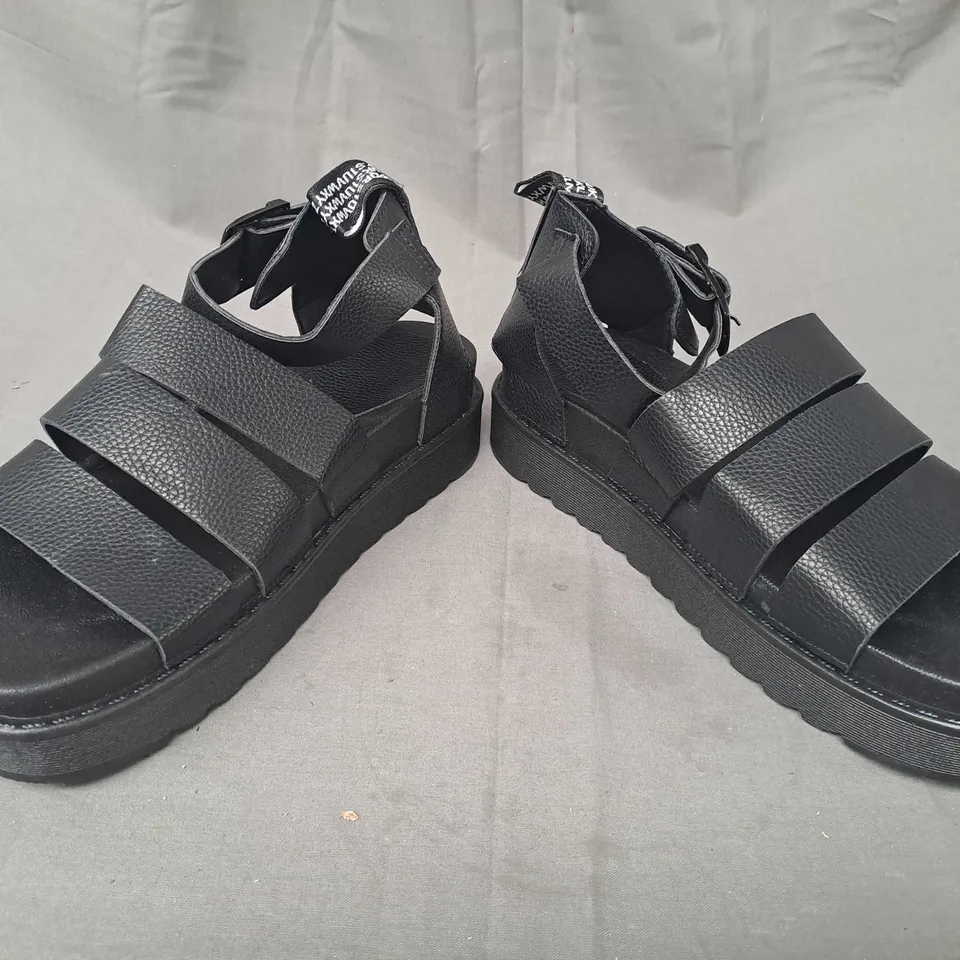 BOXED PAIR OF DESIGNER OPEN TOE SANDALS IN BLACK EU SIZE 39