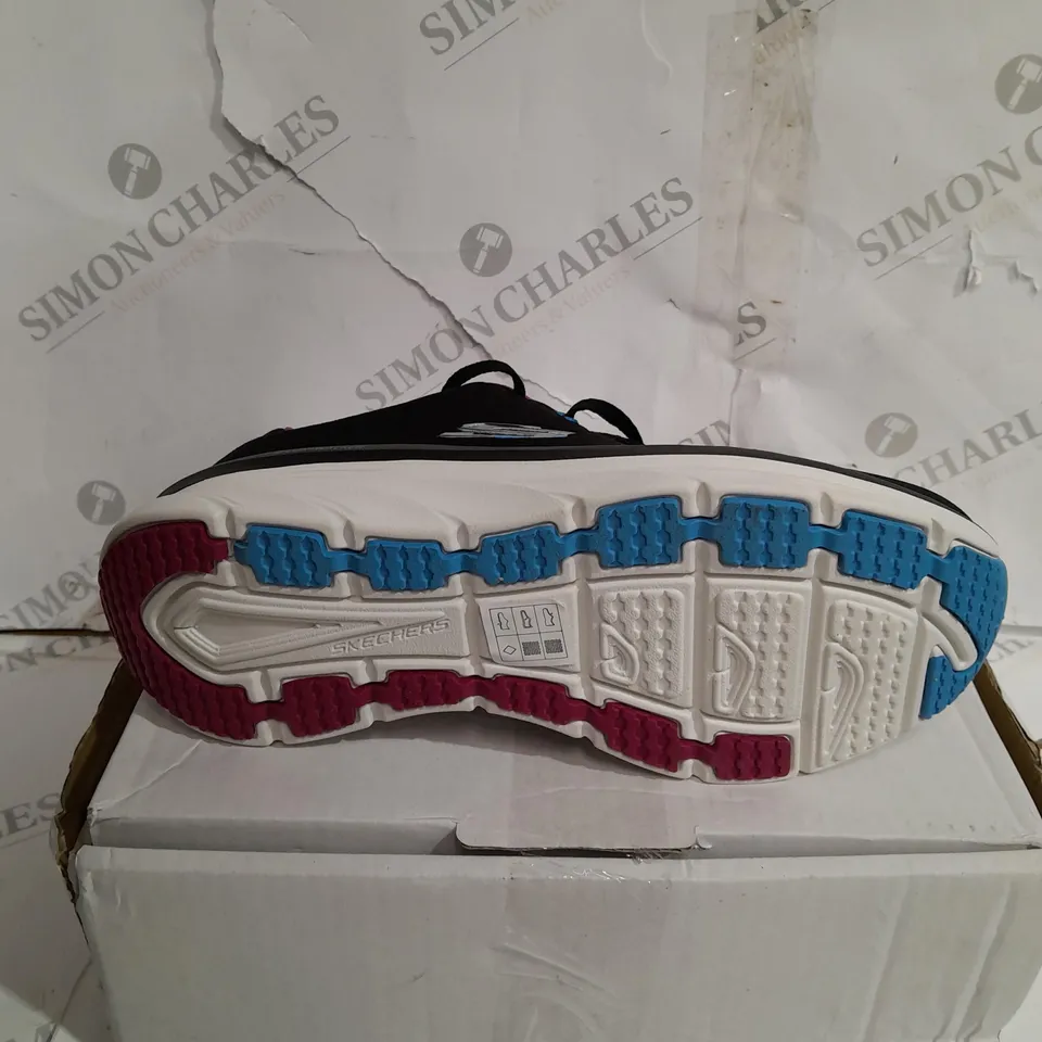 BOXED PAIR OF SKECHERS D'LUX WALKER SHOES IN BLACK/PURPLE UK SIZE 7