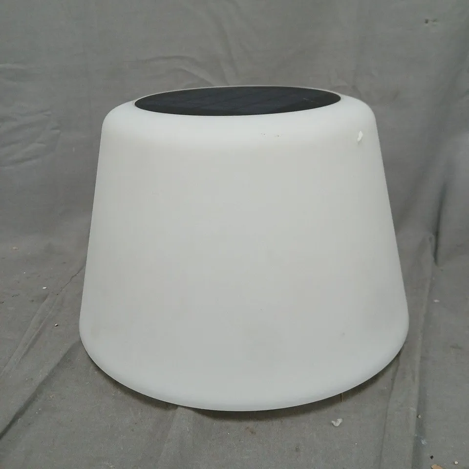 SOLAR FLOOR LAMP WITH INTEGRATED SOLAR PANEL –