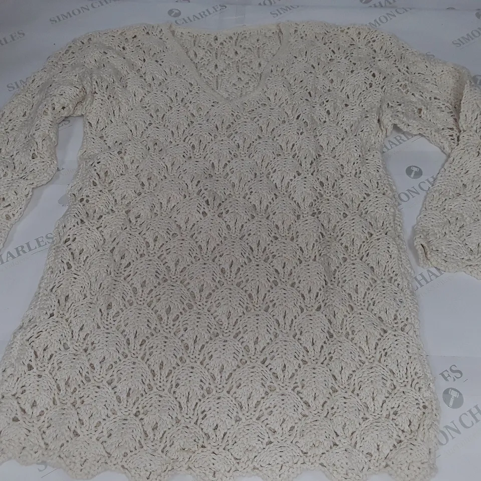 LOT OF APPROXIMATELY 10 CROCHET PULL JUMPERS IN CREAM - SIZE UNSPECIFIED 
