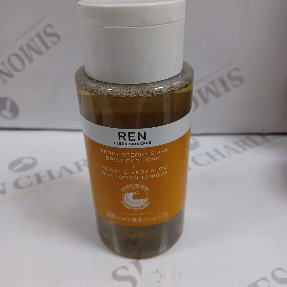 REN SKINCARE DAILY AHA TONIC - 250ML 
