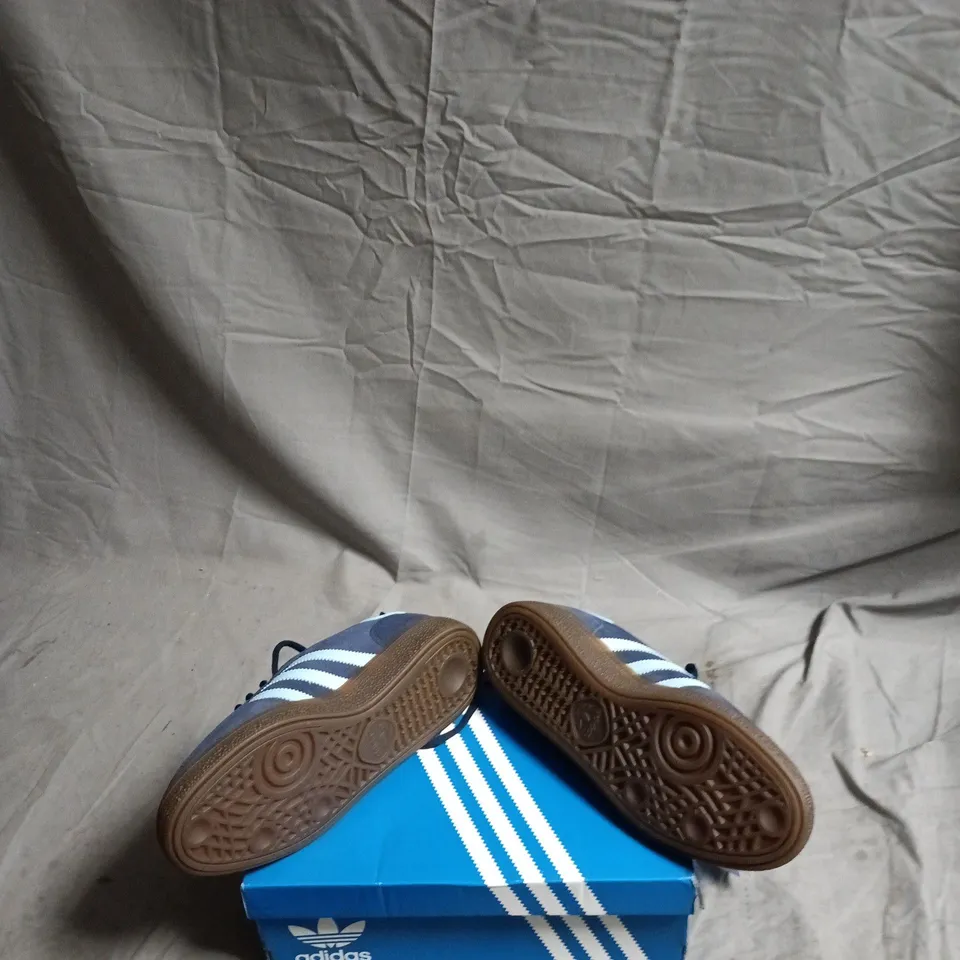 ADIDAS HANDBALL SPEZIAL SNEAKERS – NAVY/LIGHT BLUE, UK 6 (US 6.5)