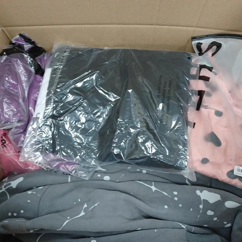 LARGE QUANTITY OF CLOTHING ITEMS TO INCLUDE DRESSES, SWEATERS, JEANS, T-SHIRTS, ETC