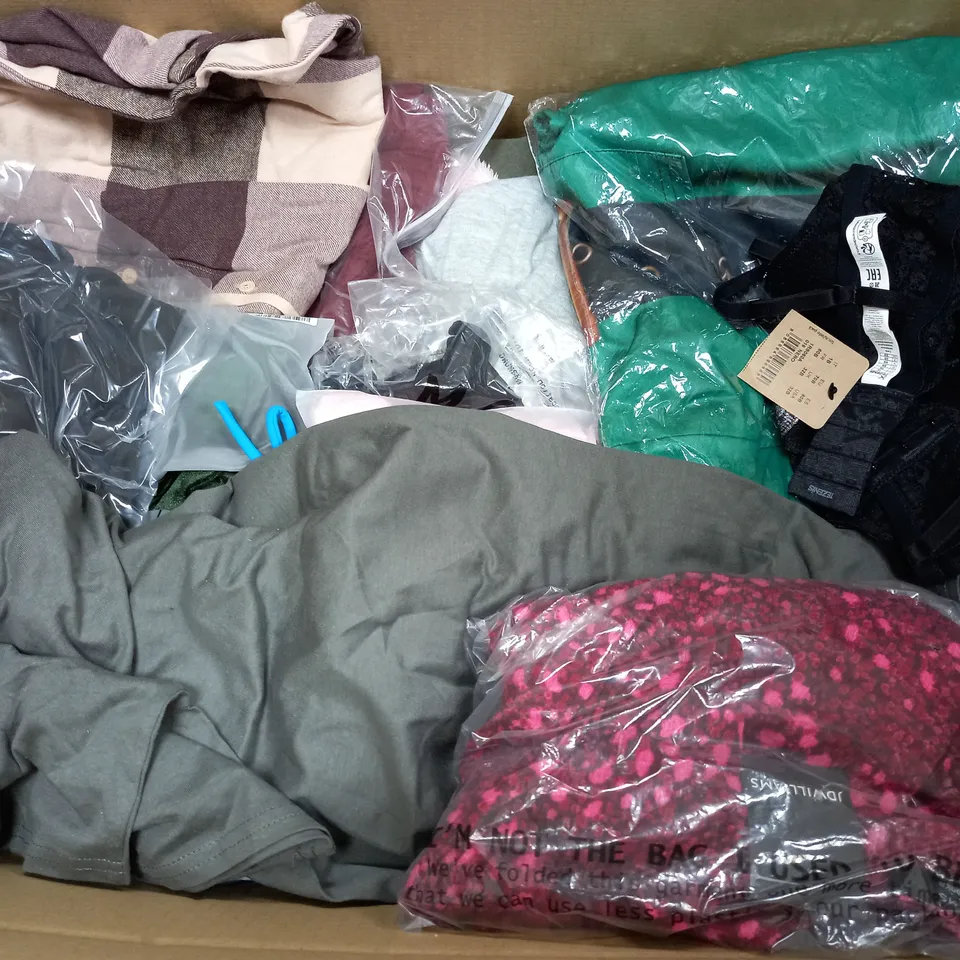 BOX OF APPROXIMATELY 25 ASSORTED CLOTHING ITEMS TO INCUDE - TIGHTS,  JUMPERS , T-SHIRTS , TROUSERS,ECT 