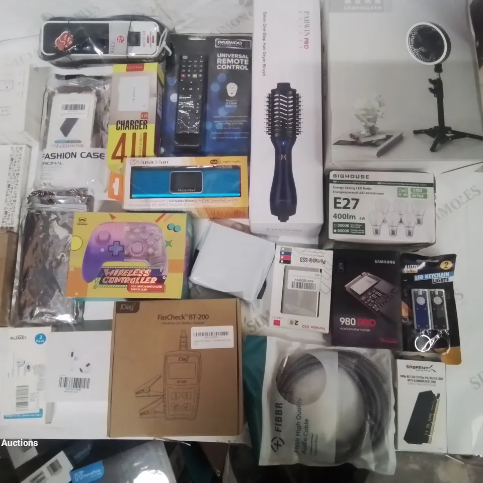 BOX CONTAINING LARGE AMOUNT OF MIXED ELECTRICAL ITEMS, PHONE ACCESSORIES ETC